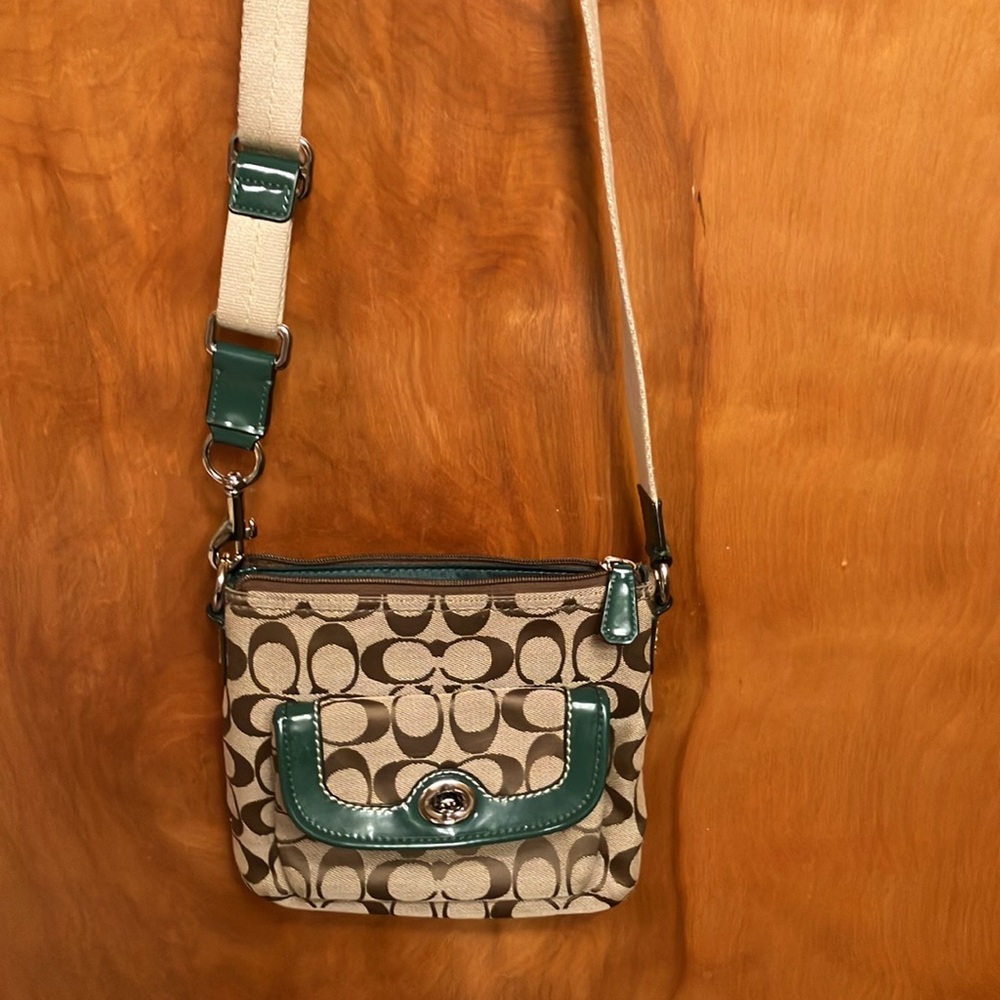 COACH. CROSSBODY WITH GREEN PATENT LEATHER TRIM. NO HANGTAG. SILVER TRIM. EUC - Picture 13 of 13